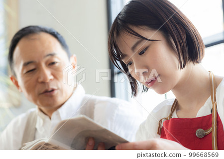 上烹飪課的男女 99668569