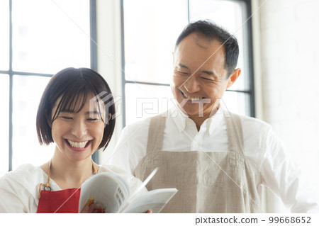上烹飪課的男女 99668652
