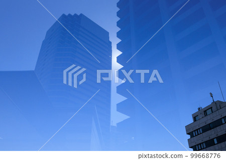 玻璃中倒影的建築和真實的建築 玻璃中倒影的建築和真實的建築 99668776