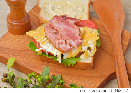 Sandwich, BLT sandwich. Bacon lettuce tomato sandwich. Bread, thick-sliced bacon, tomato, etc. Sandwich, BLT sandwich. Bacon lettuce tomato sandwich. Bread, thick-sliced bacon, tomato, etc. 99668952