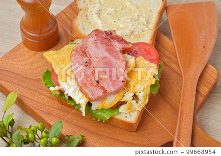 Sandwich, BLT sandwich. Bacon lettuce tomato sandwich. Bread, thick-sliced bacon, tomato, etc. 99668954