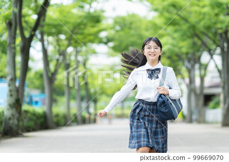 初中女生穿夏裝上學 99669070