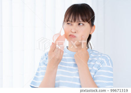 因面膜引起皮膚問題的女性 99671319