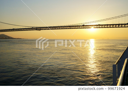 從明石海峽大橋和大海看到的日出 從明石海峽大橋和大海看到的日出 99671924