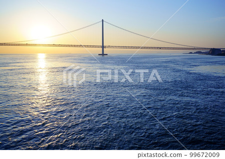 從渡輪上看到的明石海峽大橋的日出 99672009