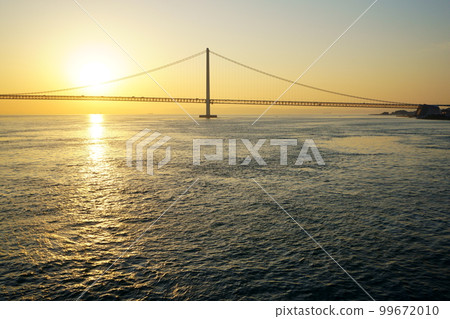 從渡輪上看到的明石海峽大橋的日出 99672010