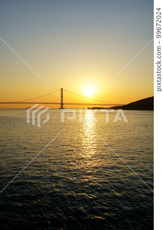 從渡輪上看到的明石海峽大橋的日出 99672024
