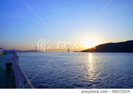 從渡輪上看到的明石海峽大橋的日出 99672034