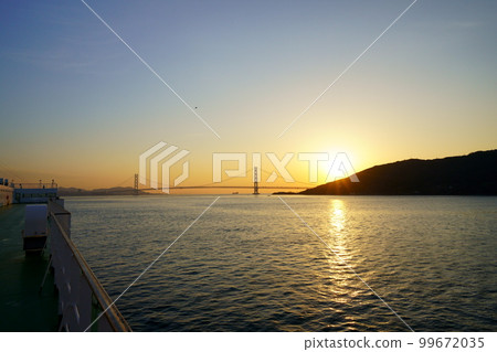 從渡輪上看到的明石海峽大橋的日出 99672035