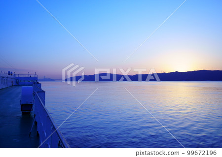 黎明前從渡口看到淡路島的影子 黎明前從渡口看到淡路島的影子 99672196