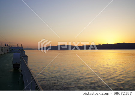 黎明前從渡口看到淡路島的影子 黎明前從渡口看到淡路島的影子 99672197
