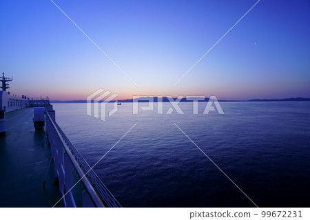 黎明前從渡口看到淡路島的影子 99672231