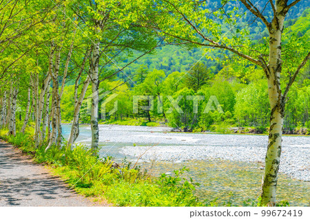 [Scenic view] Kamikochi in early summer [Nagano Prefecture] 99672419