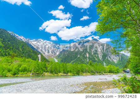 [Scenic view] Kamikochi in early summer [Nagano Prefecture] 99672428