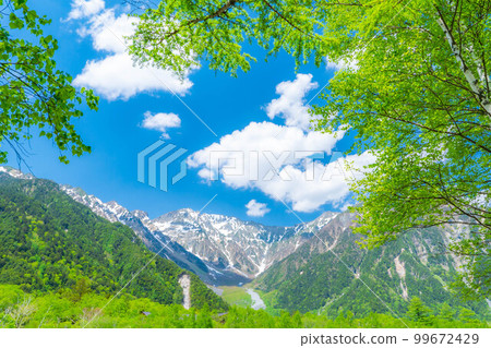 [Scenic view] Kamikochi in early summer [Nagano Prefecture] 99672429