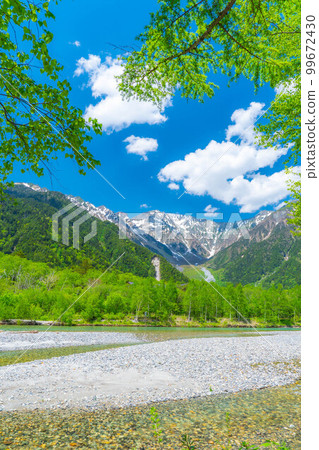 [Scenic view] Kamikochi in early summer [Nagano Prefecture] 99672430