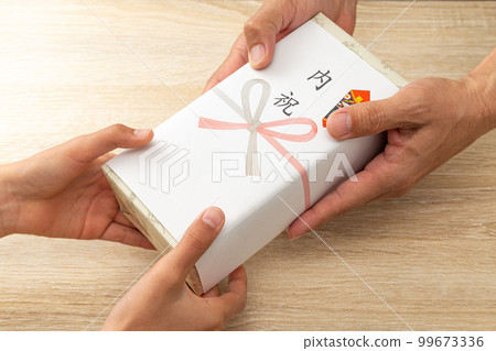 手頭的家庭慶祝禮物 99673336