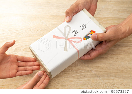 手頭的家庭慶祝禮物 手頭的家庭慶祝禮物 99673337