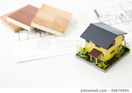 木材樣本、房屋模型和平面圖。房地產規劃諮詢形象 木材樣本、房屋模型和平面圖。房地產規劃諮詢形象 99674094