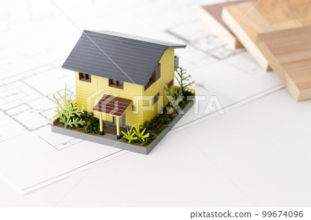 木材樣本、房屋模型和平面圖。房地產規劃諮詢形象 木材樣本、房屋模型和平面圖。房地產規劃諮詢形象 99674096