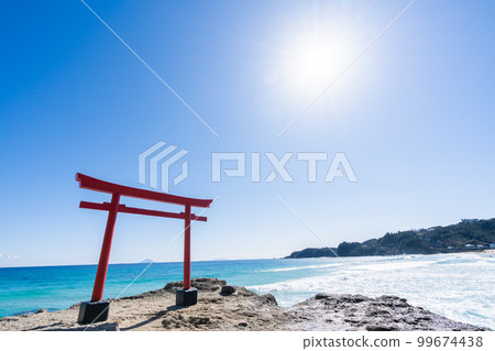 站在懸崖上的白濱神社鳥居和下田藍 99674438