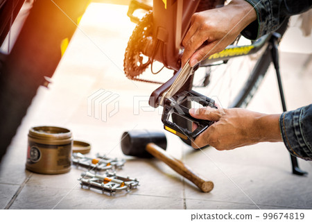 Changing bicycle pedals 99674819