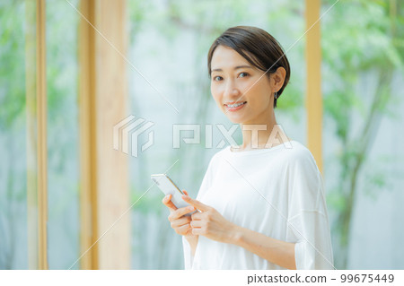在客廳智能手機的女人 在客廳智能手機的女人 99675449