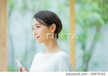 Woman in the living room Smartphone 99675452