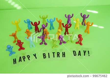 慶祝生日的五顏六色的娃娃 慶祝生日的五顏六色的娃娃 99675462