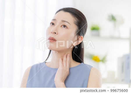 Middle-aged women who care about their throats Middle-aged women who care about their throats 99675600