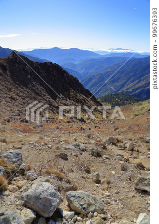 [固定價格]燒嶽山的秋葉風景（山頂正下方的山路/ 2022年10月/長野縣松本市） 99676393