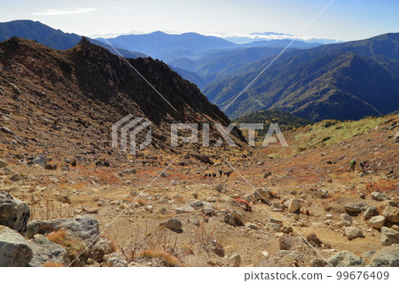 [固定價格]燒嶽山的秋葉風景（山頂正下方的山路/ 2022年10月/長野縣松本市） 99676409