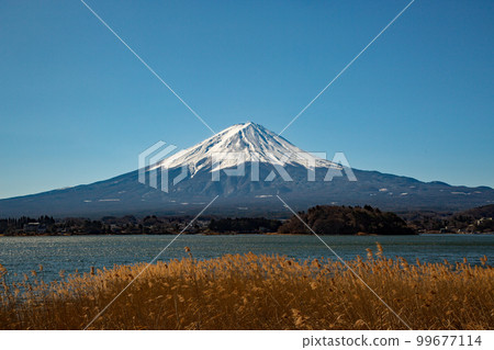 Lake Kawaguchi in winter Mt. Fuji seen from Oishi Park 99677114
