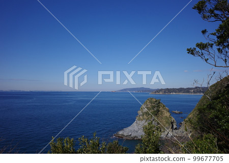 A view of Masuma Island and the blue sea seen from Tenbodai No. 2 in Obusamisaki, Chiba Prefecture 99677705