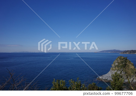 從千葉縣大房三崎天望台2號望去的真須島和蔚藍的大海 99677706