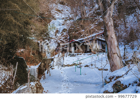 Winter scenery of Anashimizu Soshido [Maji village, Higashichikuma-gun] 99677729