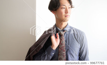 肩上披著夾克的年輕人商務休閒打扮形象 99677781