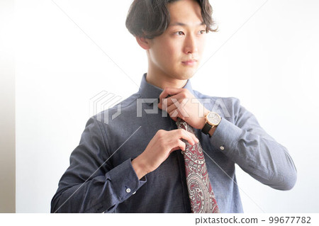 穿著佩斯利圖案領帶的年輕人商務休閒打扮形象 穿著佩斯利圖案領帶的年輕人商務休閒打扮形象 99677782