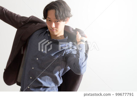 年輕男子穿著夾克商務休閒生活方式形象 99677791