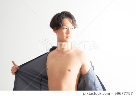 一個脫掉襯衫,露出裸露皮膚的年輕人 男士美容生活方式形象 一個脫掉襯衫,露出裸露皮膚的年輕人 男士美容生活方式形象 99677797