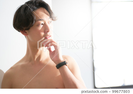 年輕人摸著下巴側身看 男士美容生活方式形象 99677803