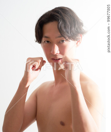 年輕人一邊擺姿勢一邊凝視 男士美容生活方式形象 99677805
