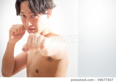 擺在鏡子前的年輕人 男士美容生活方式形象 99677807
