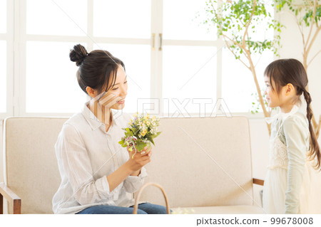 Photo of parent and child relaxing at home 99678008