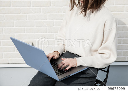 woman operating a laptop 99678099