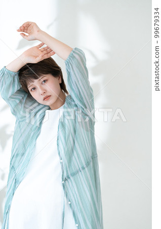 一位擔心紫外線的年輕女子的畫像 99679334