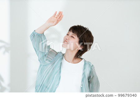 一位擔心紫外線的年輕女子的畫像 99679340