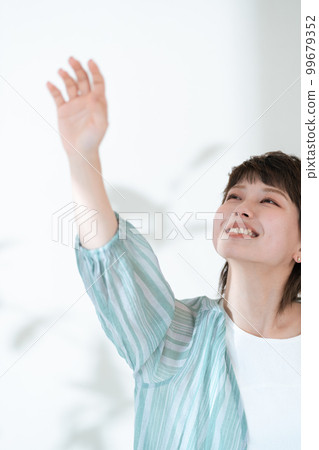 一位擔心紫外線的年輕女子的畫像 99679352