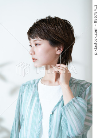 一位擔心紫外線的年輕女子的畫像 99679412