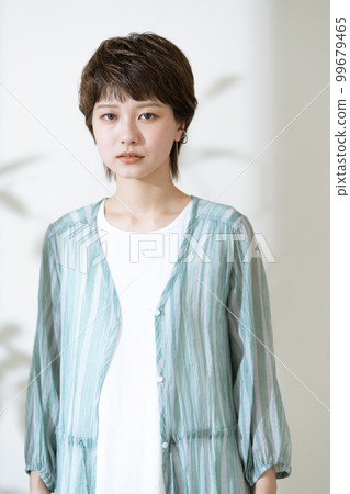 一位擔心紫外線的年輕女子的畫像 99679465